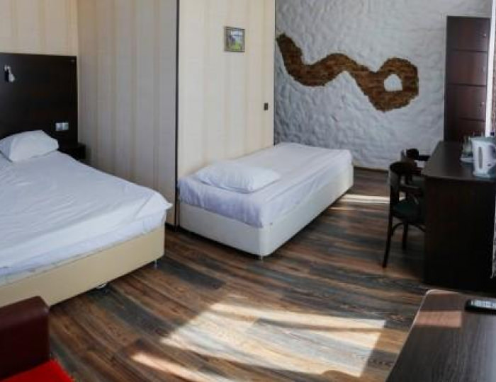 Номер стандарт семейный с 1 односпальной и 1 двуспальной кроватью (с завтраком) - Отель «Пушкинъ» Псков