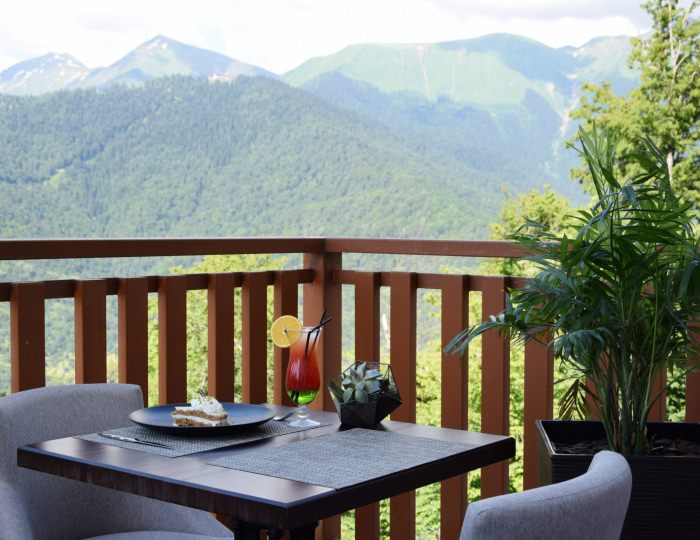 Терраса с видом на горы - Отель Green Flow / Грин Флоу