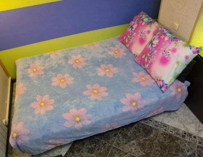 Номер эконом семейный (без окна) с двуспальной кроватью, диваном и двухъярусной кроватью (общие удобства) - Мини-отель «Коста Рика» Щелково