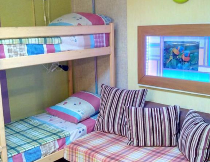 Номер эконом семейный (без окна) c двумя двухъярусными кроватями и диваном - Мини-отель «Коста Рика» Щелково