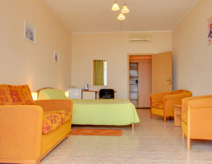 Улучшенный 3-местный 1-комнатный выход к морю - Гостиница «Хижина Робинзона» Феодосия