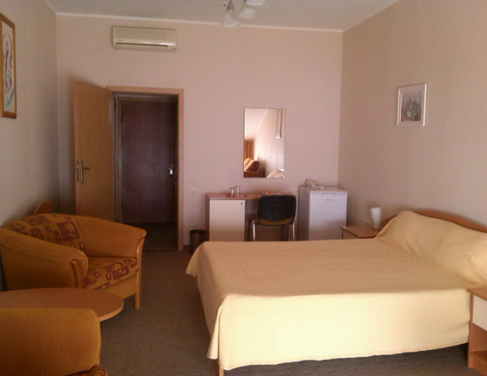 Улучшенный 3-местный 1-комнатый мансарда - Гостиница «Хижина Робинзона» Феодосия